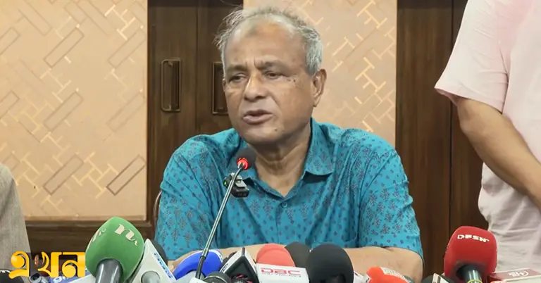 সাংবাদিকদের সঙ্গে কথা বলছেন স্বরাষ্ট্র উপদেষ্টা